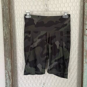 Cammo High-waisted Bike Shorts. Sz Med. Side Pockets. Excellent condition.